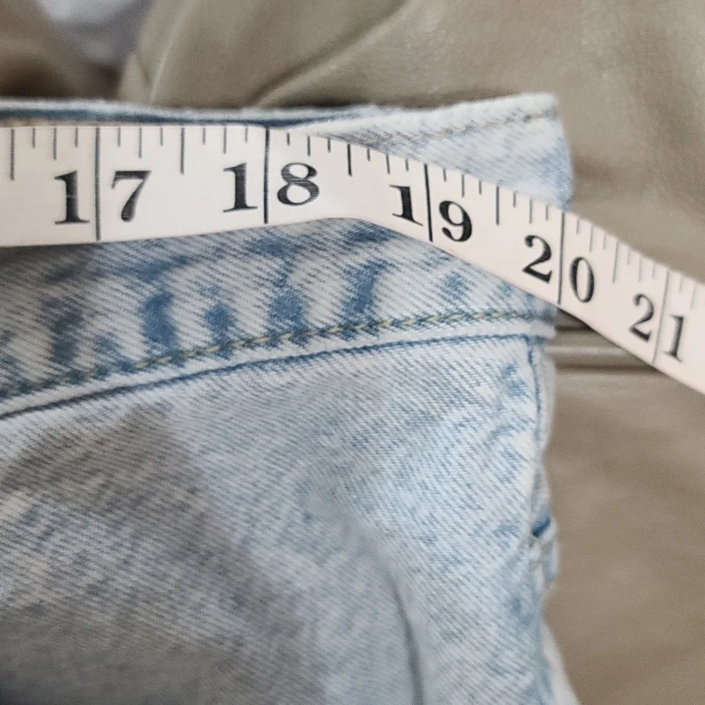 Levi's Mens‎ Shorts Denin Light Wash Pockets Sz. 40x12 EUC